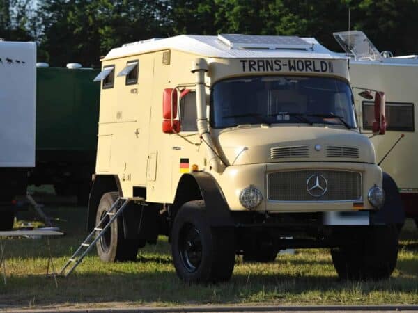 Camion Mercedes d'epoca da spedizione con cellula