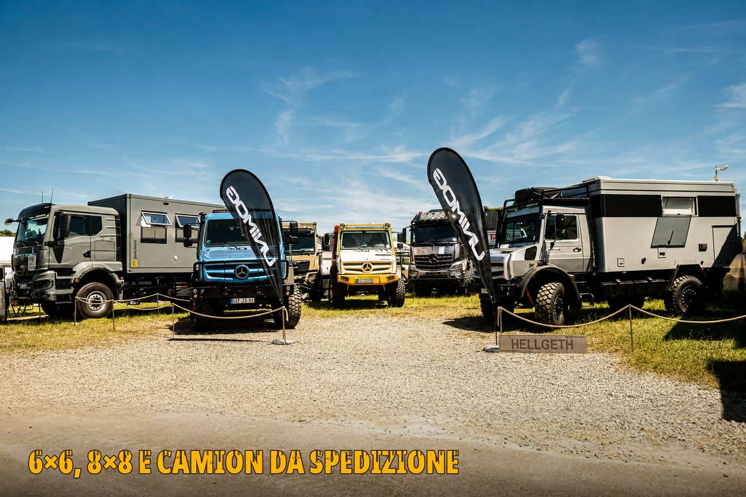 Camion da spedizione allo stand Hellgeth di Abenteuer & Allrad: MAN con cellula, Unimog blu e giallo e Unimog grigio con cellula abitativa