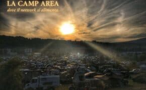 La Camp Area di Abenteuer & Allrad al tramonto, distesa di mezzi overland con tende da tetto