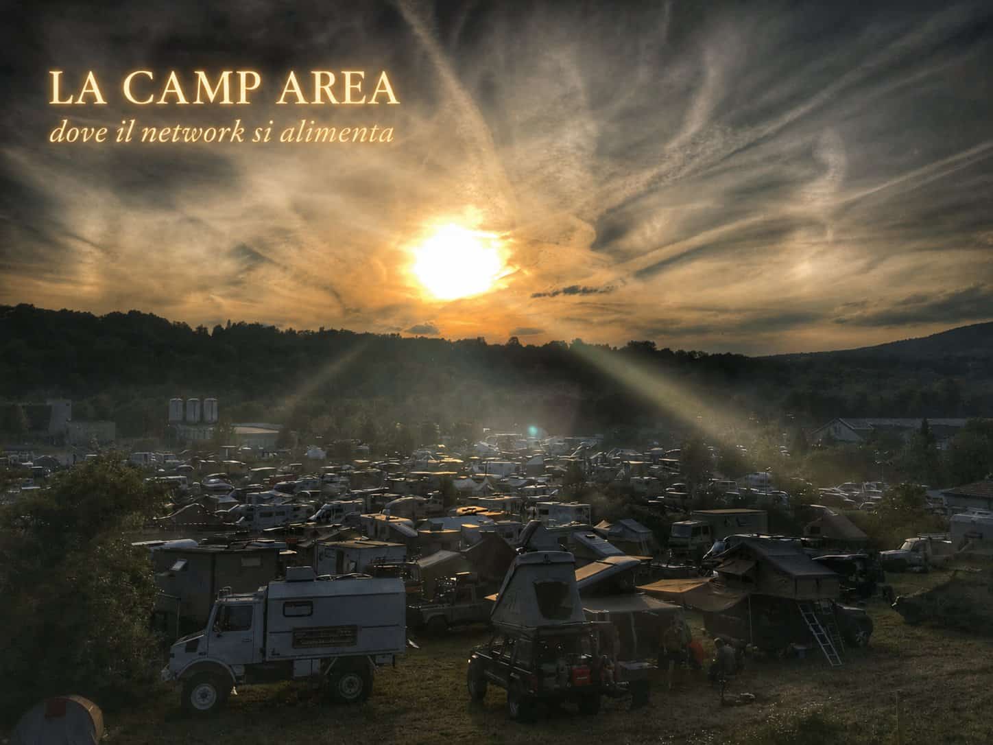 La Camp Area di Abenteuer & Allrad al tramonto, distesa di mezzi overland con tende da tetto