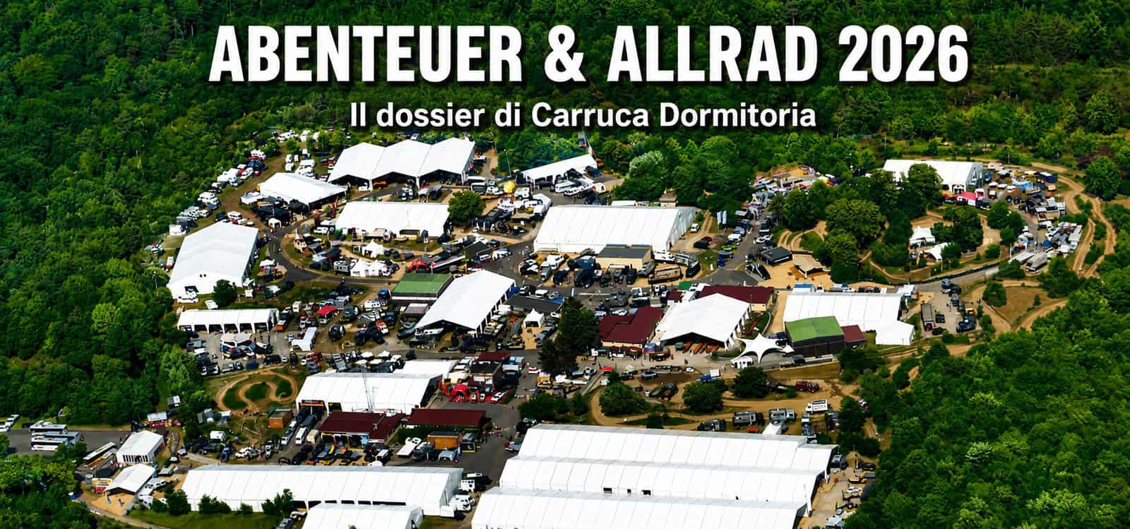 Vista aerea dell'area fieristica di Abenteuer & Allrad a Bad Kissingen, con tendoni bianchi, veicoli e percorsi 4x4 nel bosco