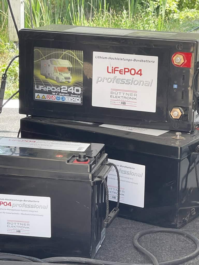 Batterie LiFePO4 professional di Büttner Elektronik esposte all'aperto ad Abenteuer & Allrad