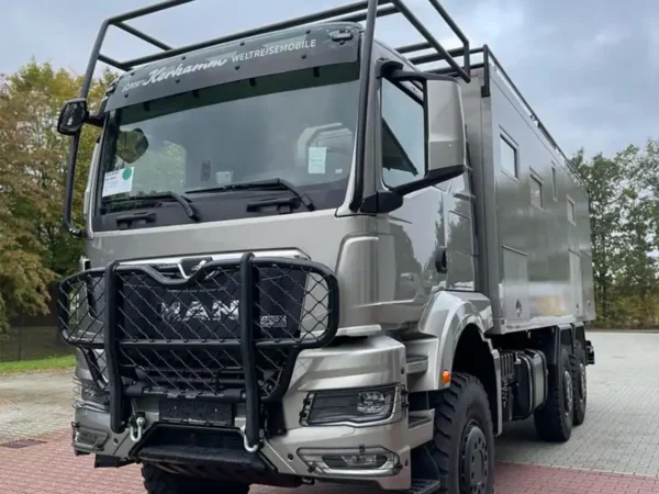 La Kerkamm EX 592 completa su telaio MAN TGS 6x6: cabina con portapacchi, bull bar e cellula abitativa