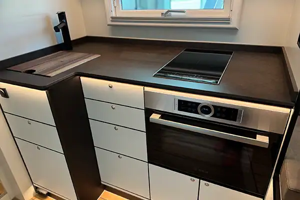 Cucina della Kerkamm EX 592 con piano a induzione e forno da incasso