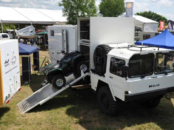 Camion da spedizione con quad su rampa di carico