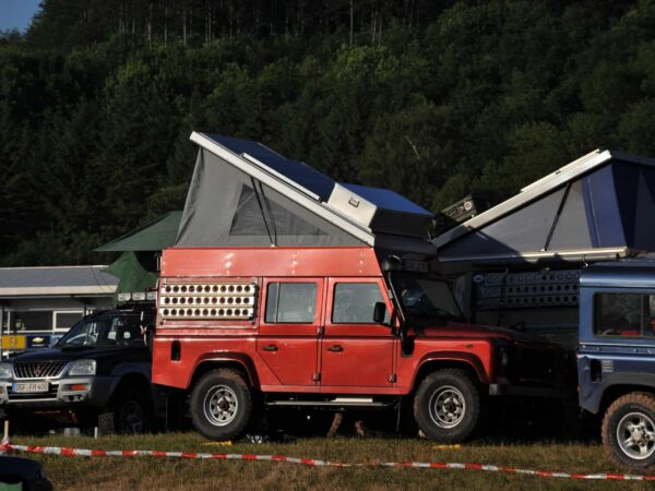 Land Rover Defender con tende da tetto rigide aperte in Camp Area