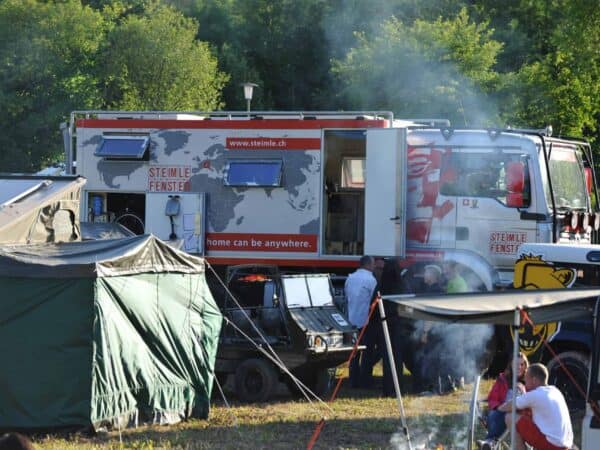 Cucina da campo fumante tra i mezzi in Camp Area