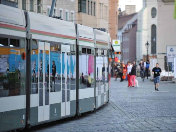 Un tram attraversa il centro di Augsburg la sera