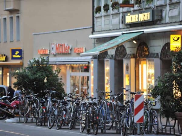 Strada del centro di Augsburg con tram e negozi, la sera