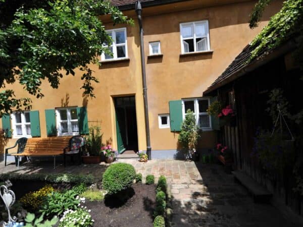 Il vialetto della Fuggerei con le case gialle e una fontana, Augsburg
