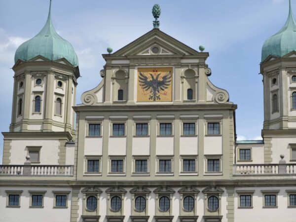 La facciata del Rathaus rinascimentale di Augsburg, con l'aquila bicipite sul timpano