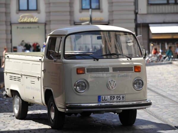 Un furgone Volkswagen T1 d'epoca parcheggiato nel centro di Augsburg