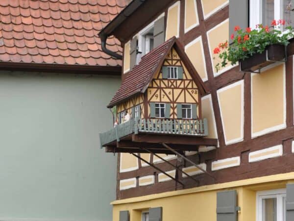 Un balcone giallo fiorito su una casa a graticcio, Dinkelsbühl