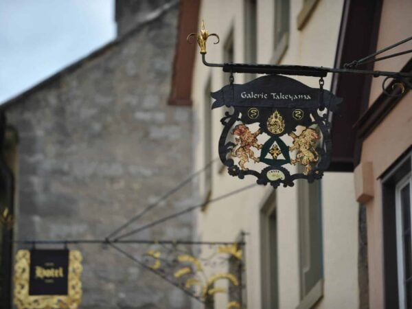 Insegne in ferro battuto con decorazioni dorate nel centro di Rothenburg ob der Tauber