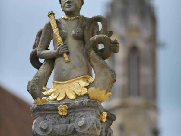 Figura coronata con dettagli dorati sulla statua di una fontana, Rothenburg ob der Tauber