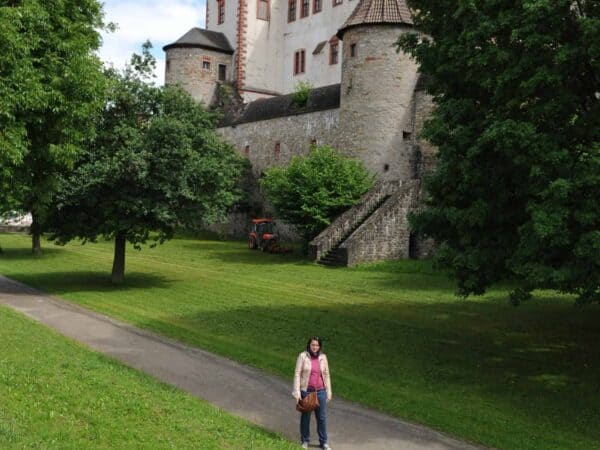 La Festung Marienberg con la sua torre e le mura, vista dai giardini, Würzburg