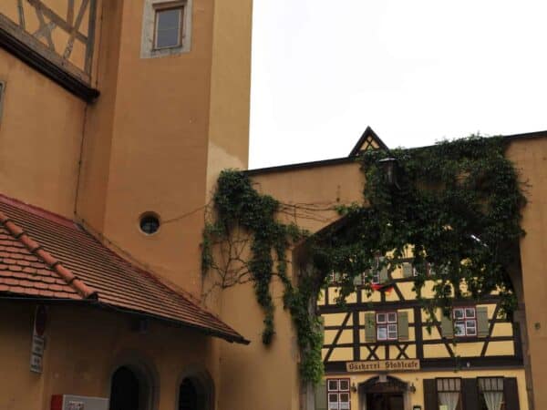 Torre con tetto a punta di una delle porte medievali di Dinkelsbühl