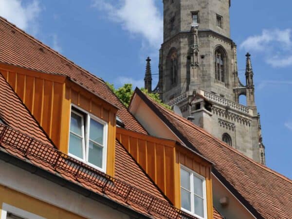 Il campanile Daniel della chiesa di St. Georg che svetta sopra i tetti di Nördlingen