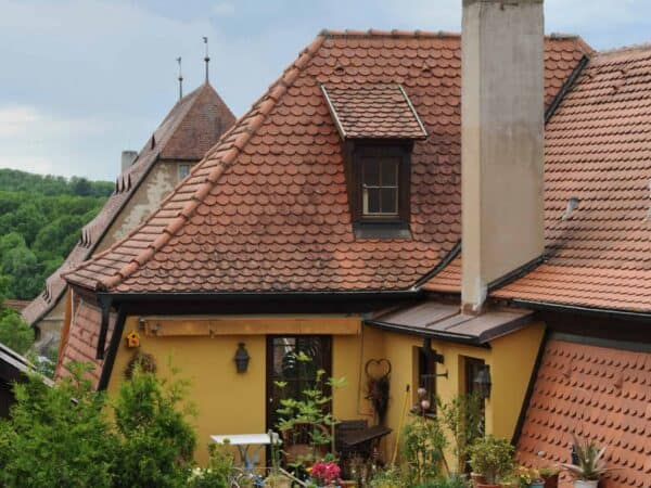 Il camminamento di ronda coperto sulle mura, con i tetti rossi di Rothenburg ob der Tauber