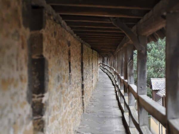 I tetti rossi visti dal camminamento di ronda coperto sulle mura di Rothenburg ob der Tauber