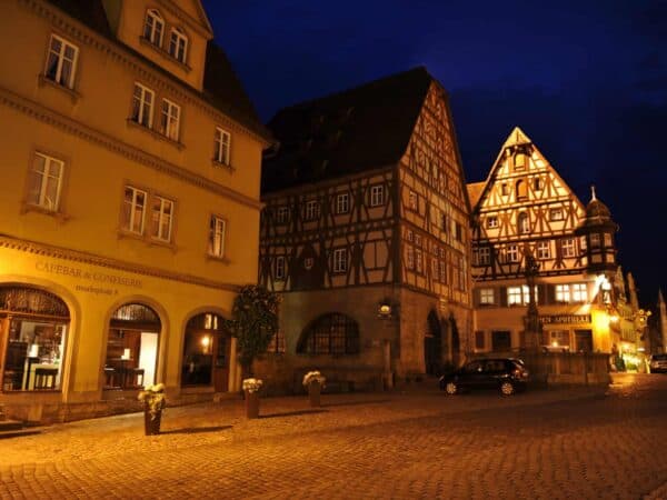 Case affacciate sulla Marktplatz deserta e illuminata di notte, Rothenburg ob der Tauber