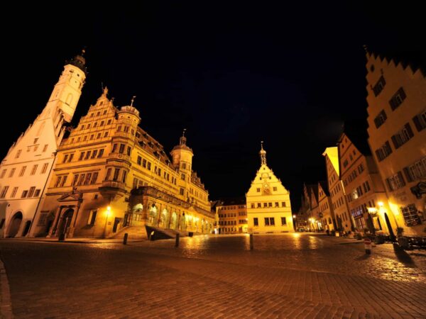 La Marktplatz deserta con il Rathaus illuminato di notte, Rothenburg ob der Tauber