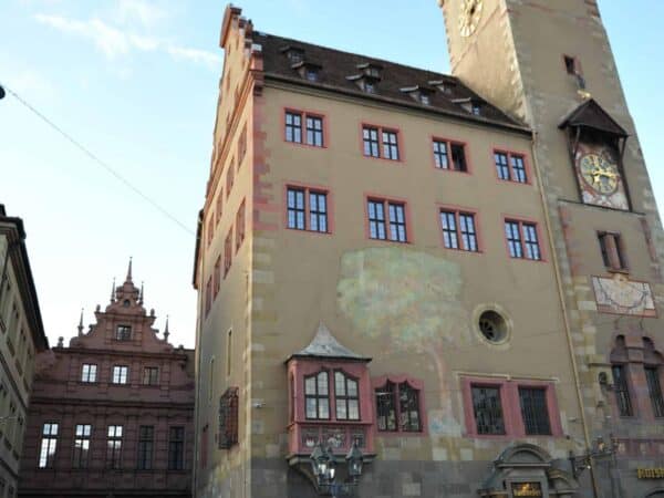 Il vecchio municipio di Würzburg con la torre dell'orologio Grafeneckart