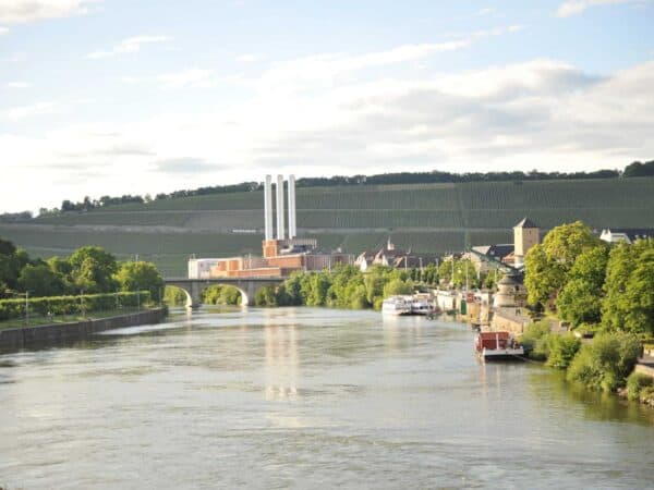 Le statue dell'Alte Mainbrücke di Würzburg al crepuscolo