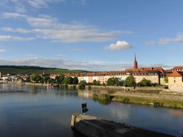 Il sole tramonta sul fiume Meno visto dal ponte vecchio di Würzburg