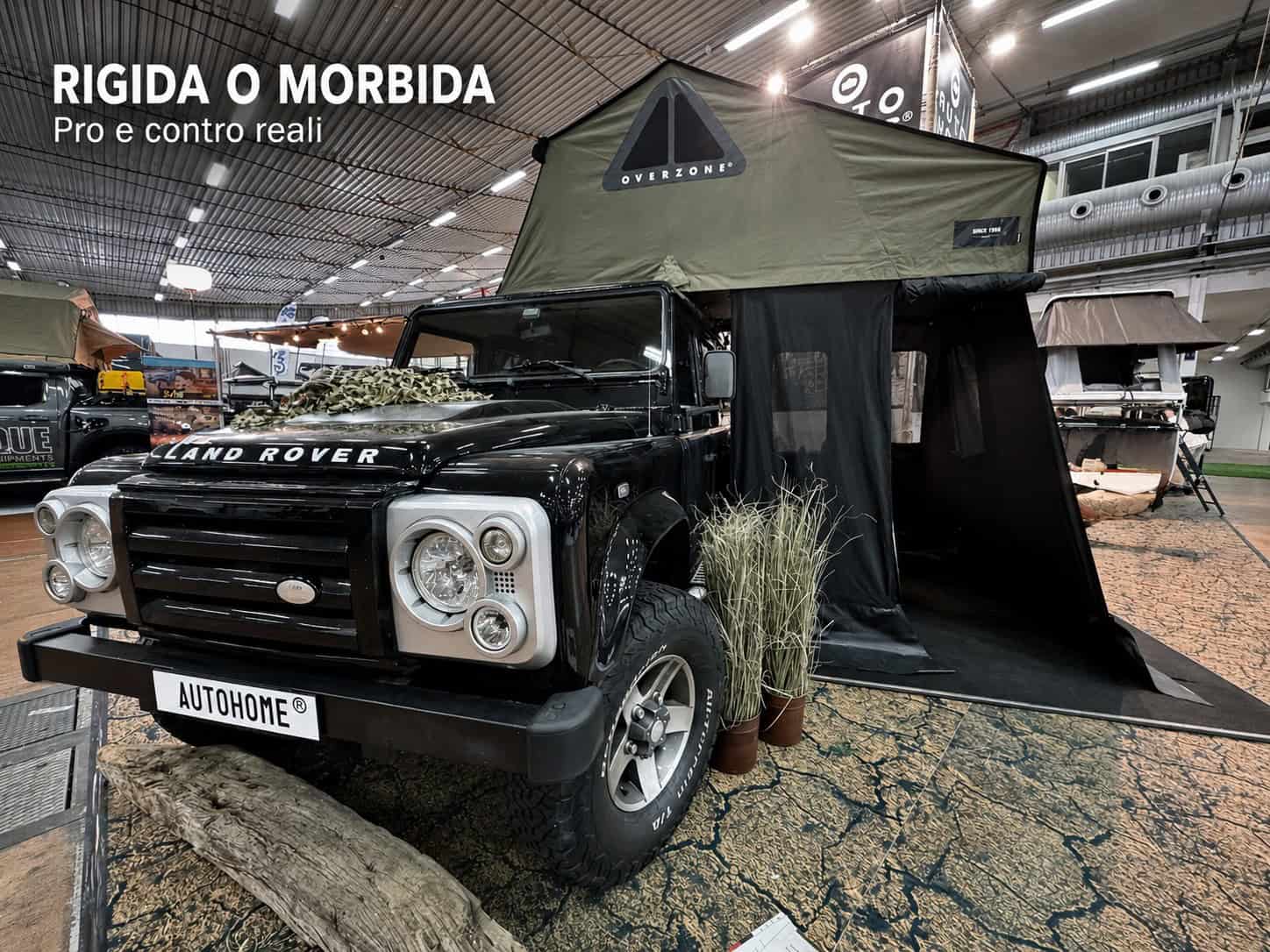 Tenda da tetto morbida Autohome Overzone aperta su un Land Rover Defender, con veranda annessa sotto lo sbalzo, al 4×4 Fest di Carrara.