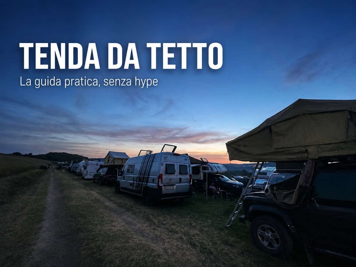 Tenda da tetto aperta con scaletta al crepuscolo nella camp area di Abenteuer & Allrad a Bad Kissingen, con van e camper in fila.