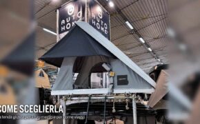 Tenda da tetto rigida Autohome Columbus Variant aperta su un espositore al 4×4 Fest di Carrara, con cartellino della taglia in vista.