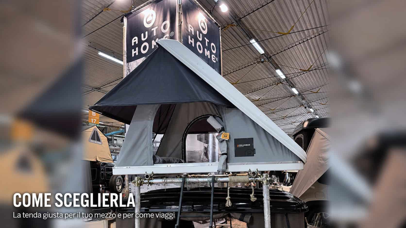 Tenda da tetto rigida Autohome Columbus Variant aperta su un espositore al 4×4 Fest di Carrara, con cartellino della taglia in vista.