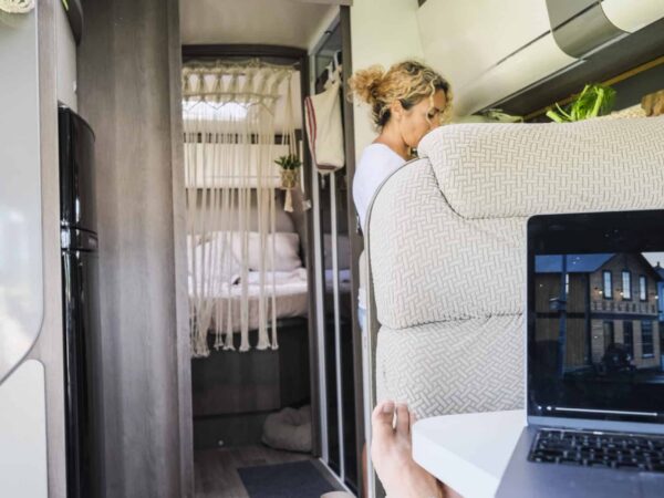Interno camper con animale domestico e raffrescatore Viesa Holiday X