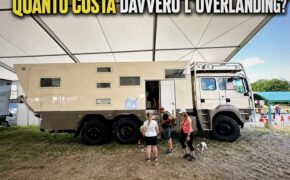 Expedition truck MAN con cellula abitativa e visitatori sotto il tendone di Abenteuer & Allrad