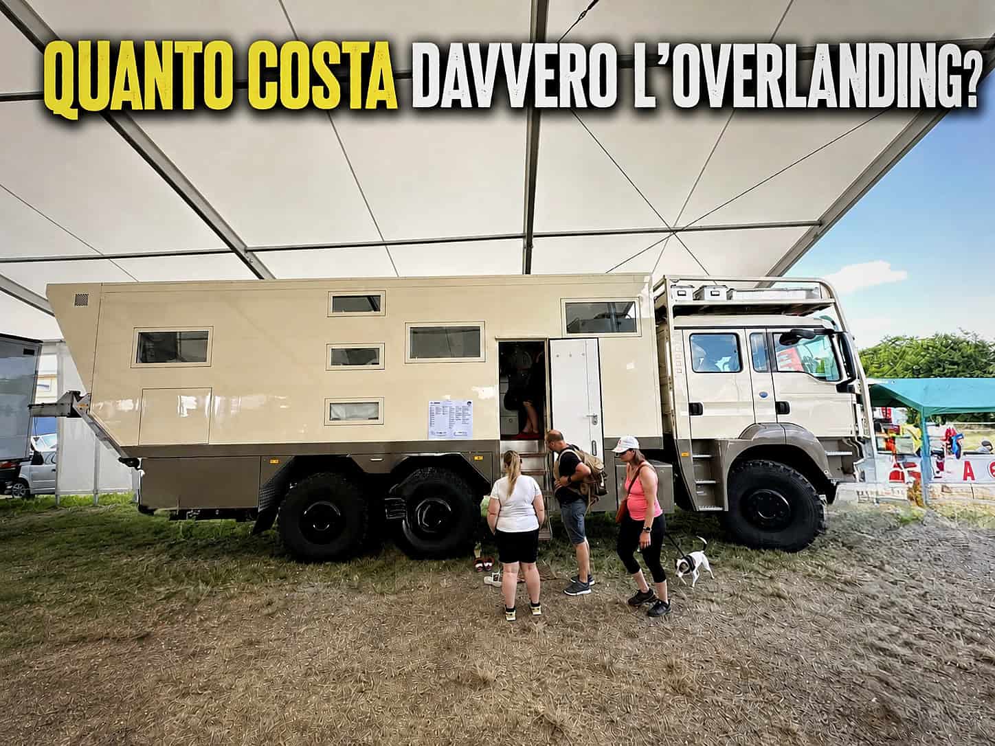Expedition truck MAN con cellula abitativa e visitatori sotto il tendone di Abenteuer & Allrad