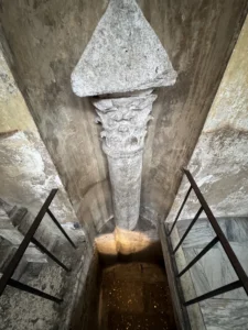 Dettaglio di una colonna e del capitello all’interno della Basilica di Santa Sabina