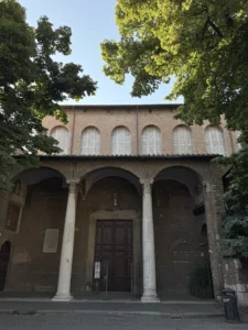 Il portico laterale e le finestre della Basilica di Santa Sabina tra gli alberi