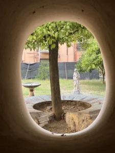 L’arancio associato a san Domenico visto attraverso il foro nel portico di Santa Sabina