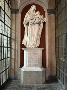Statua della Madonna con Bambino in una nicchia della Basilica di Santa Sabina