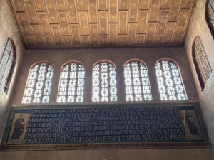 Il mosaico sulla controfacciata e le finestre della Basilica di Santa Sabina