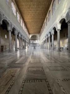La navata centrale della Basilica di Santa Sabina verso l’abside