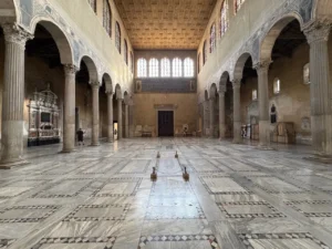 La navata centrale di Santa Sabina vista verso l’ingresso