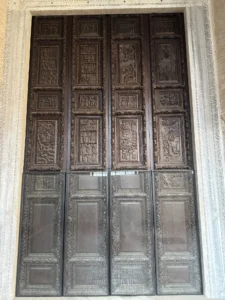 La porta lignea scolpita della Basilica di Santa Sabina