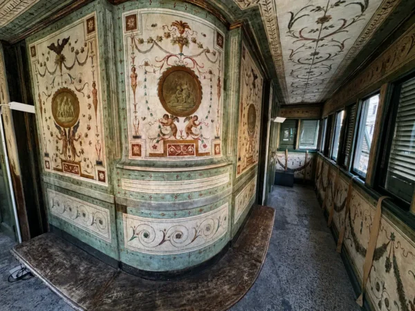Parete curva decorata e panca nel bussolotto di Madama Letizia