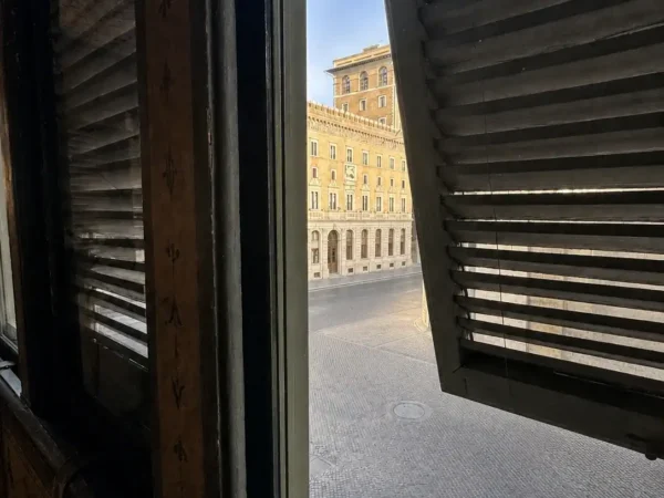 Palazzo Venezia visto tra le persiane del bussolotto di Madama Letizia