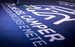 Logo del Salone del Camper sul pavimento espositivo alle Fiere di Parma