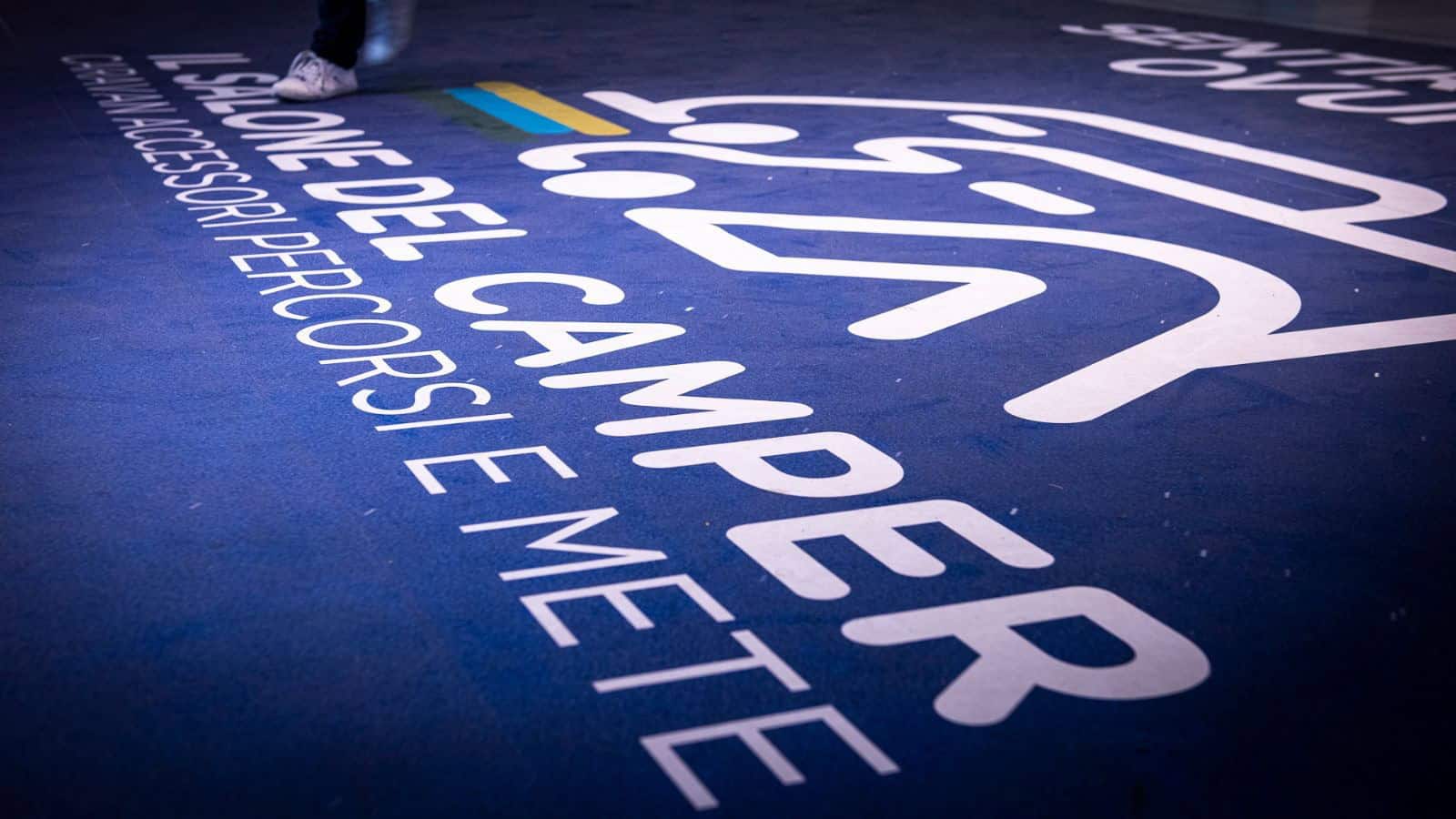 Logo del Salone del Camper sul pavimento espositivo alle Fiere di Parma