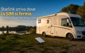 Camper con antenna Starlink in sosta vicino a un fiume