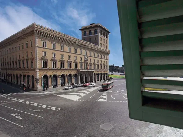 Palazzo Venezia visto dalle persiane del bussolotto di Madama Letizia